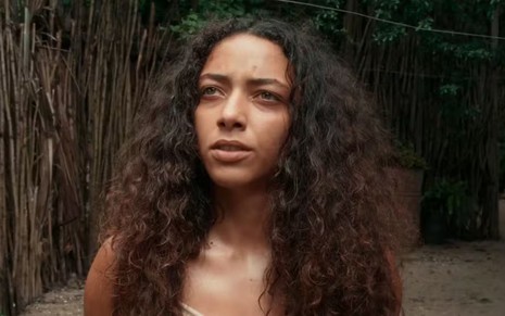 A atriz Alice Carvalho está em cena da novela Renascer caracterizada como Joana