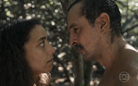 Alice Carvalho contracena com Irandhir Santos, que está molhado, na novela Renascer, da Globo