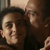 Alice Carvalho recebe carinho de Irandhir Santos em cena da novela Renascer como Joana