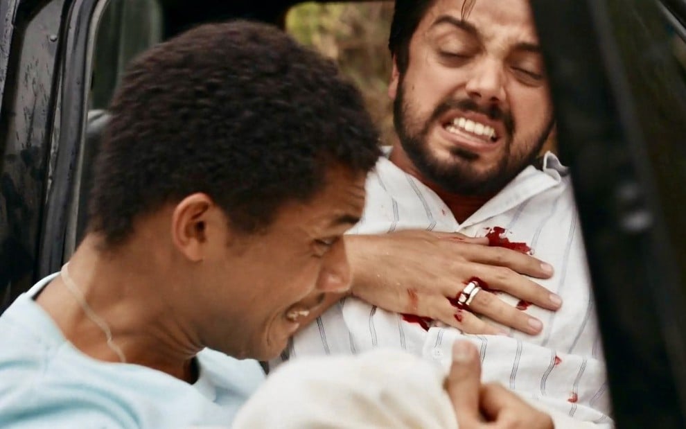 Juan Paiva contracena com Rodrigo Simas em cena de morte na novela Renascer, da Globo