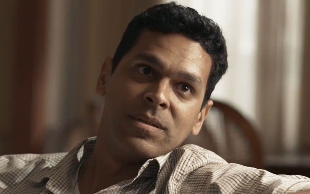 O ator Renan Monteiro com expressão séria, caracterizado como José Augusto em Renascer