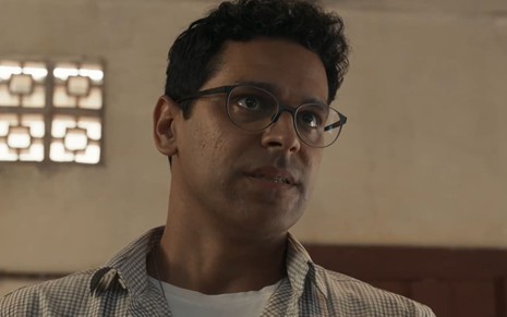 Renan Monteiro caracterizado como José Augusto; ele está sério em cena de Renascer
