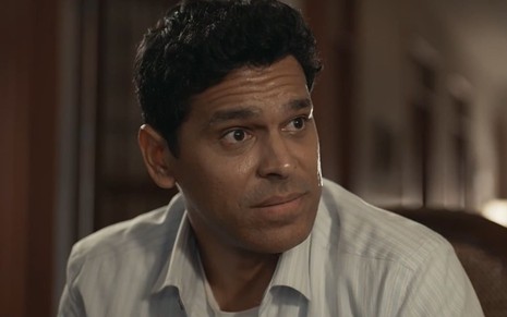 Renan Monteiro caracterizado como José Augusto; ele está tenso em cena de Renascer