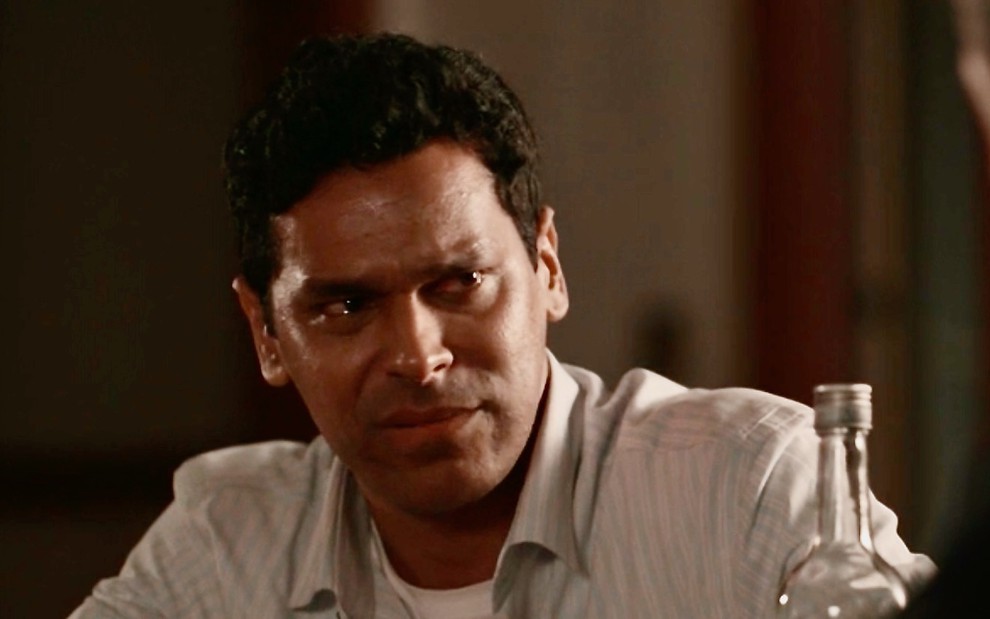 O ator Renan Monteiro tem lágrimas nos olhos e usa roupas claras em cena da novela Renascer como José Augusto