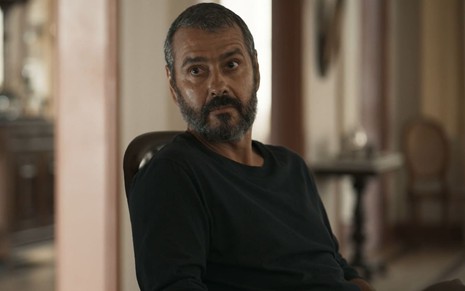 Marcos Palmeira caracterizado como José Inocêncio; ele exprime inqiuietação em cena de Renascer