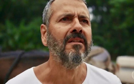 O ator Marcos Palmeira está com expressão de choro em cena dramática da novela Renascer como José Inocêncio