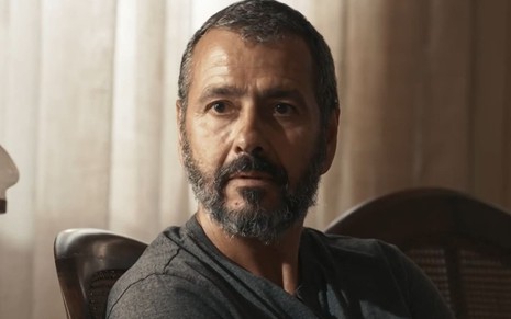Marcos Palmeira caracterizado como José Inocêncio; ele expressa agonia em cena de Renascer