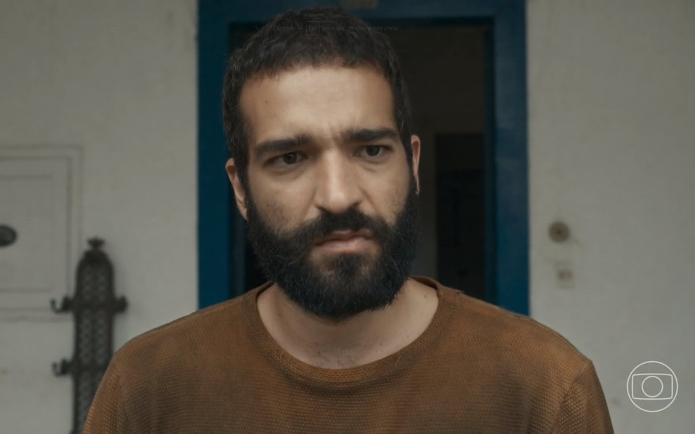 Humberto Carrão faz expressão séria em cena da novela Renascer como o personagem José Inocêncio