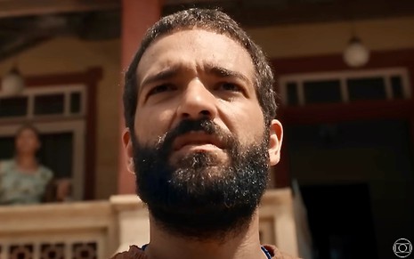 O ator Humberto Carrão está caracterizado como José Inocêncio em cena de Renascer