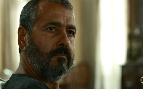 O ator Marcos Palmeira está em cena da novela Renascer com semblante entristecido como José Inocêncio