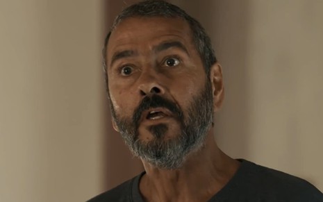 Marcos Palmeira caracterizado como José Inocêncio; ele exprime agonia em cena de Renascer