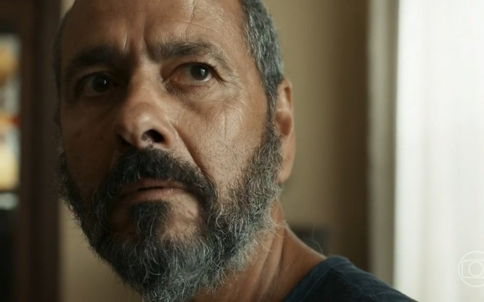 O ator Marcos Palmeira está em close em cena da novela Renascer, da Globo, como José Inocêncio