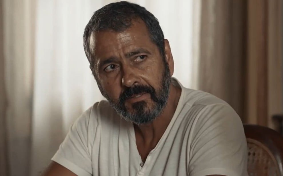 Marcos Palmeira caracterizado como José Inocêncio; ele exprime agonia em cena de Renascer