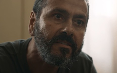 Marcos Palmeira caracterizado como José Inocêncio; ele tem as sobrancelhas franzidas e os dentes cerrados em cena de Renascer