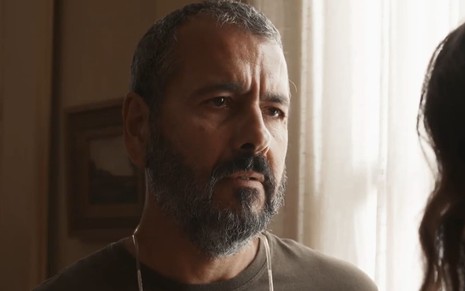 Marcos Palmeira caracterizado como José Inocêncio; ele está sério em cena de Renascer