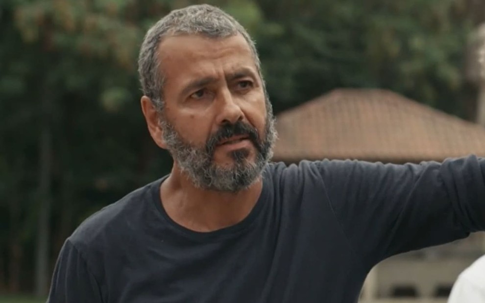 O ator Marcos Palmeira usa camisa surrada caracterizado como José Inocêncio do remake de Renascer