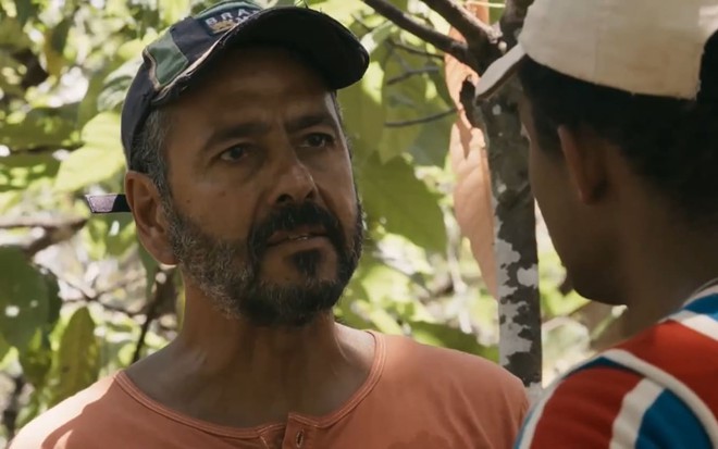 Marcos Palmeira caracterizado como José Inocêncio; ele está sério em cena de Renascer