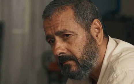 Marcos Palmeira caracterizado como José Inocêncio; ele exprime confusão e dor em cena de Renascer