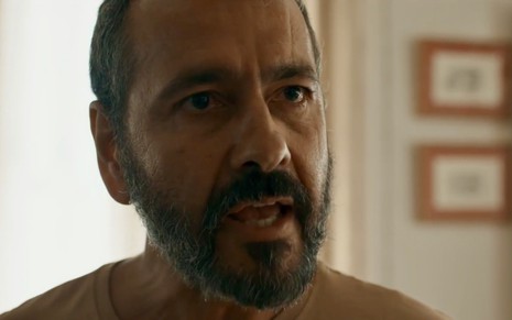 O ator Marcos Palmeira está em close com a boca aberta em cena da novela Renascer como José Inocêncio