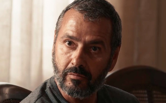 Marcos Palmeira está com expressão séria em cena como José Inocêncio na novela Renascer