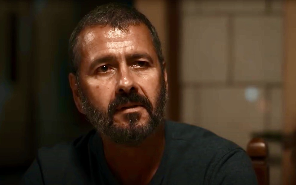 O ator Marcos Palmeira usa camisa surrada e está na caracterizado como José Inocêncio do remake de Renascer