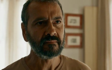 O ator Marcos Palmeira está sério em cena da novela Renascer, caracterizado como o personagem José Inocêncio