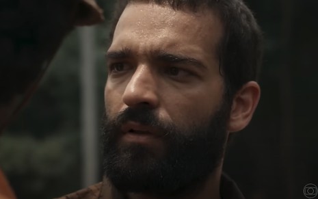 Humberto Carrão está em close em cena de Renascer como o personagem José Inocêncio