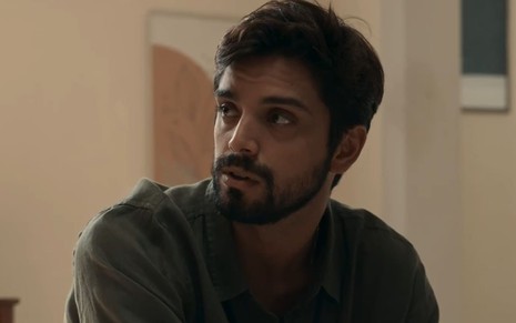 Rodrigo Simas caracterizado como José Venâncio; ele exprime choque em cena de Renascer