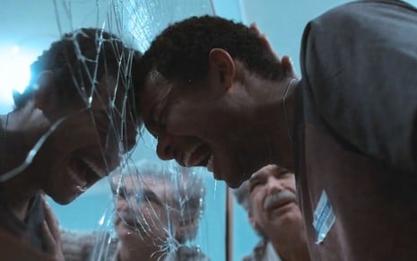 Diante de um espelho quebrado, Juan Paiva como João Pedro chora em cena de Renascer