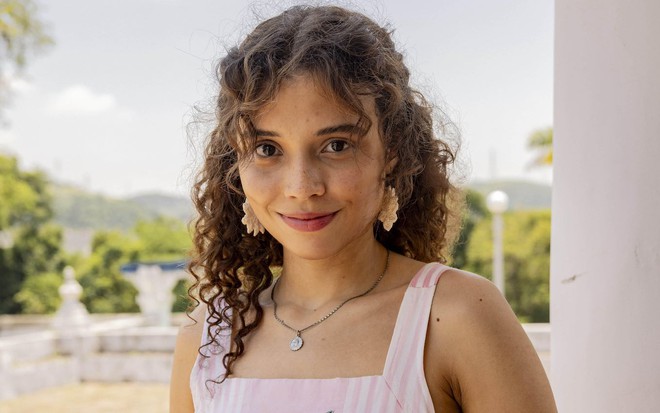 A atriz Julia Lemos está caracterizada como Flor na primeira fase da novela Renascer, da Globo