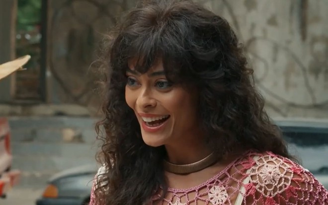 Juliana Paes caracterizada como Jacutinga; ela dá um sorriso debochado em cena de Renascer