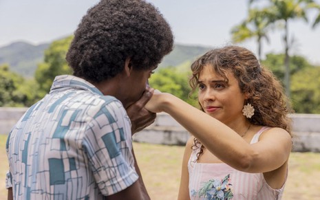Evaldo Macarrão beija a mãe de Julia Lemos em cena de pedido de casamento no remake de Renascer
