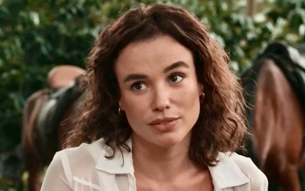 A atriz Juliane Araújo está em cena da novela Renascer como Kika