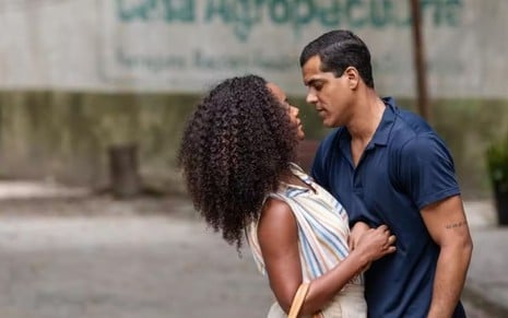 A atriz Eli Ferreira encara Marcello Melo Jr nos olhos em cena romântica da novela Renascer, da Globo