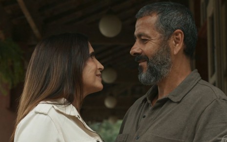 Aurora (Malu Mader) e José Inocêncio (Marcos Palmeira) se abraçam em cena de Renascer