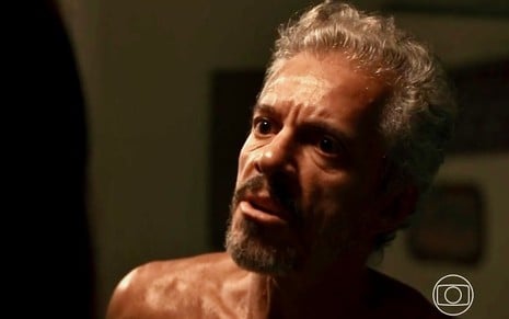 O ator osvaldo Mil está sério em cena da novela Renascer, da Globo, como Marçal