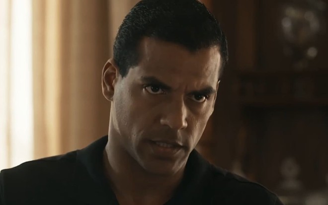 O ator Marcello Melo Jr em cena como José Bento em Renascer, com expressão muito séria