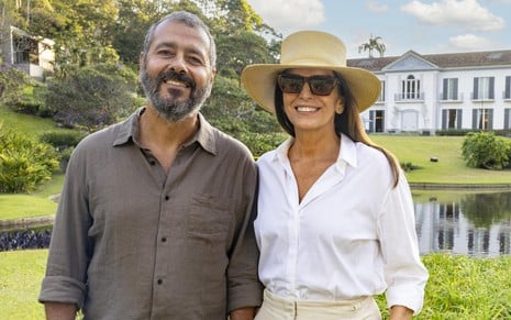 Marcos Palmeira e Malu Mader posam no intervalo das gravações de Renascer: ele usa blusa cinza e ela usa blusa branca com chapéu e óculos escuros