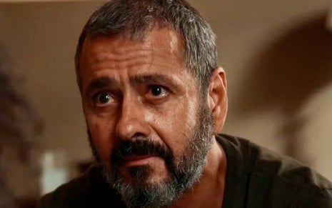 O ator Marcos Palmeira está emocionado em cena da novela Renascer, da Globo, como José Inocêncio