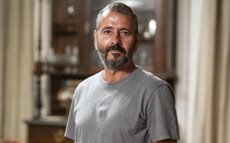 Marcos Palmeira usa blusa cinza e posa em cenário de Renascer como José Inocêncio