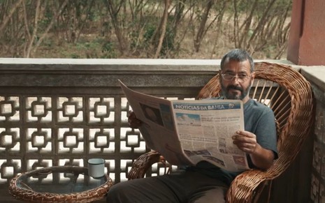 O ator Marcos Palmeira segundo um jornal intitulado Correio da Bahia em cena de Renascer como José Inocêncio