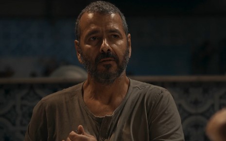 José Inocêncio (Marcos Palmeira) com expressão séria em cena de Renascer