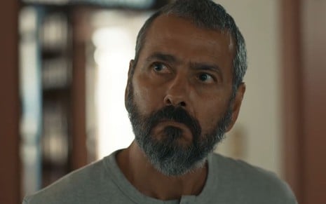 Marcos Palmeira caracterizado como José Inocêncio; ele exprime fúria em cena de Renascer