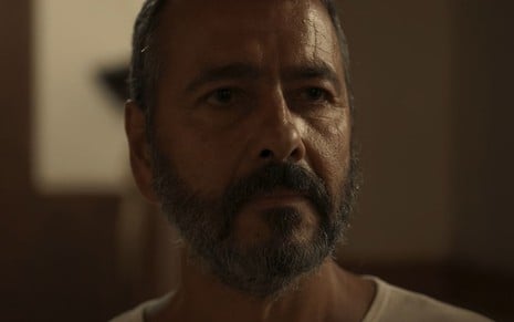 Marcos Palmeira caracterizado como José Inocêncio; ele parece abalado em cena de Renascer