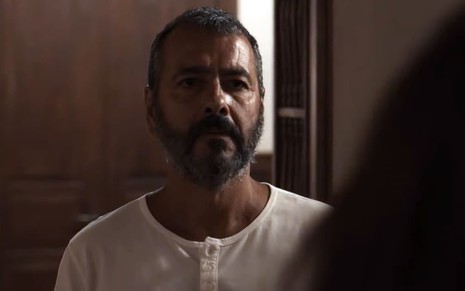 Marcos Palmeira caracterizada como José Inocêncio; ele exprime surpresa em cena de Renascer