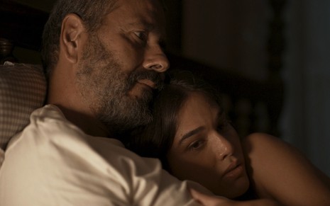 José Inocêncio (Marcos Palmeira) e Mariana (Theresa Fonseca) na cama em cena de Renascer