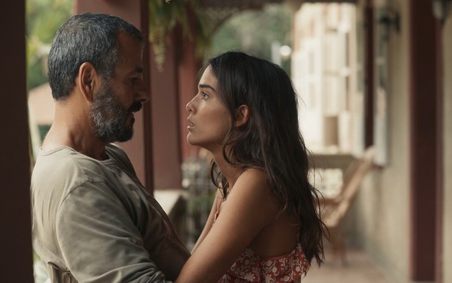 José Inocêncio (Marcos Palmeira) e Mariana (Theresa Fonseca) abraçados de frente um para o outro em cena de Renascer