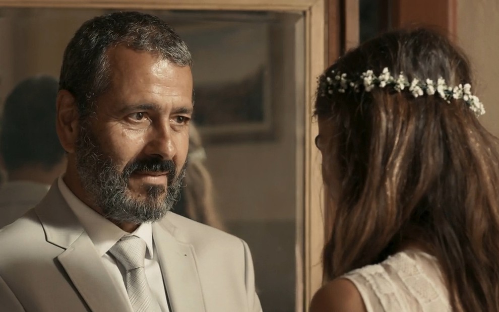 José Inocêncio (Marcos Palmeira) e Mariana (Theresa Fonseca) vestidos para o casamento em cena de Renascer