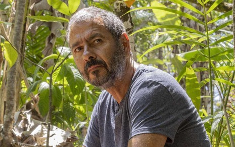 O ator Marcos Palmeira usa camisa surrada e está na mata caracterizado como José Inocêncio do remake de Renascer