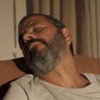 O ator Marcos Palmeira caracterizado como José Inocêncio dorme em cena de Renascer